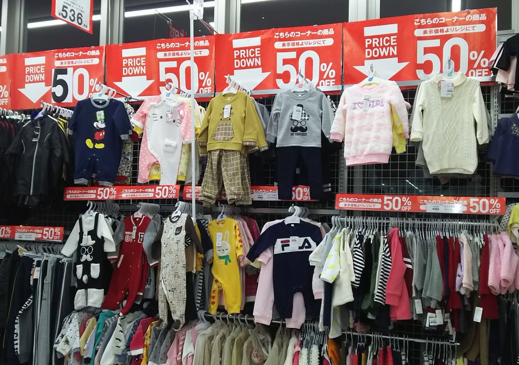 西松屋ハローズ東広島モールクリアランス５０％セールの様子