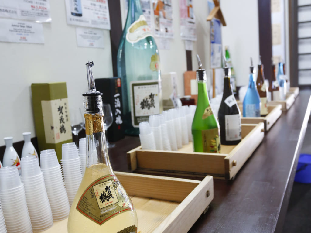 賀茂鶴酒造の見学室直売所の有料試飲コーナーの写真