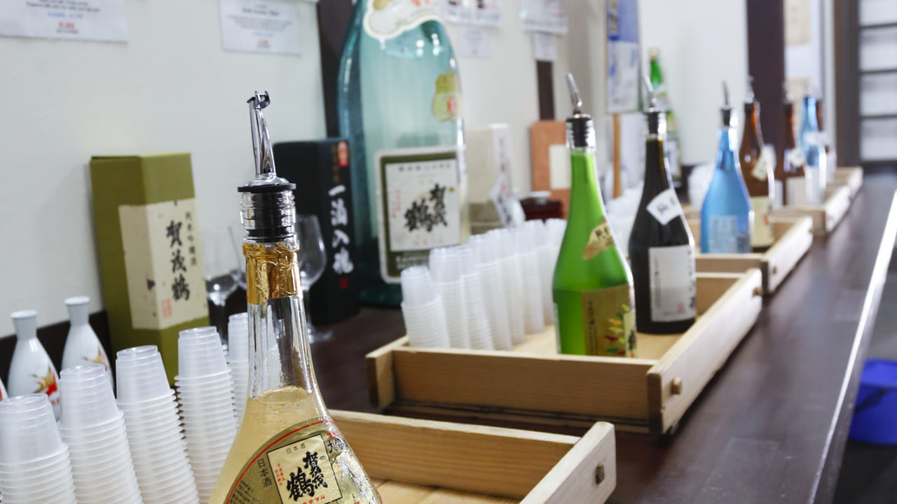 賀茂鶴酒造の見学室直売所の有料試飲コーナーの写真