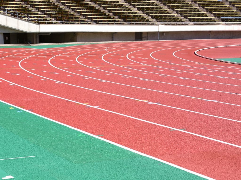 無人の陸上競技場。「２０２０東京オリンピック」延期のイメージ写真