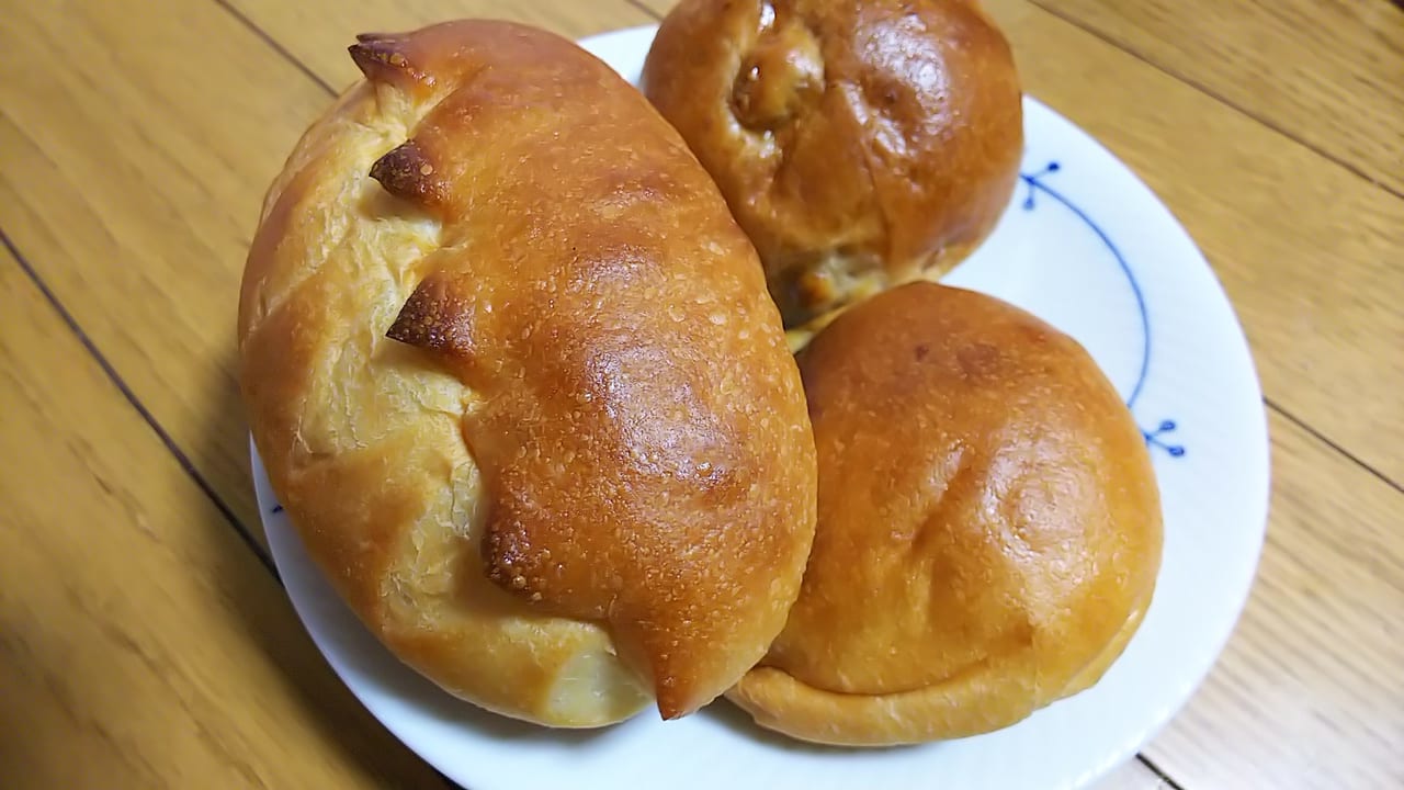 ブーランジュリ　シェ　ジョルジュのパンオレ3種類（ノーマル・レーズン・ノア）