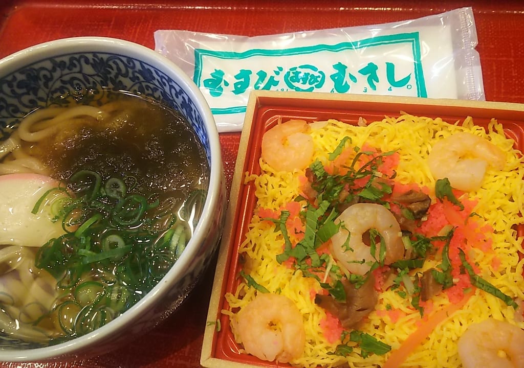 「むすびむさし」のミニちらし寿司うどんセット