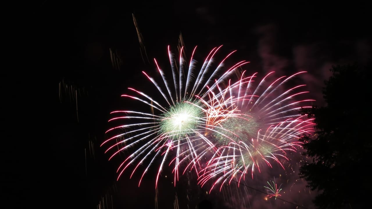湖畔の里福富土曜夜市花火のイメージ写真
