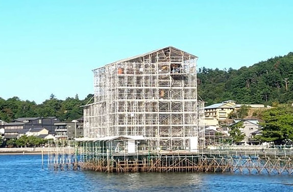 宮島の厳島神社大鳥居（修繕中）