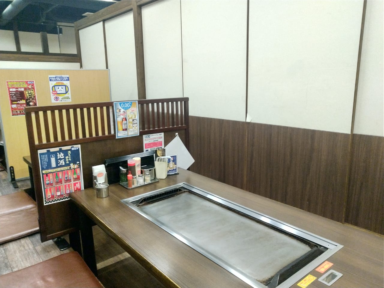 「お好み焼き　鉄板焼　徳川」の店内