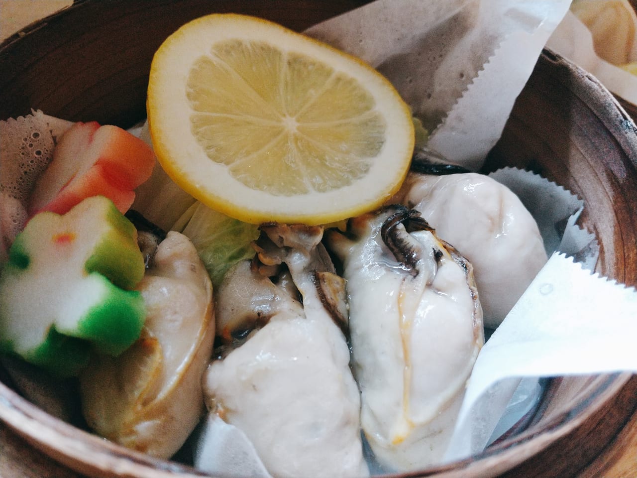東広島市の酒蔵通りにある隠れ家古民家カフェ、cafetrecasa（カフェトレカサ）の「牡蠣せいろ蒸し」