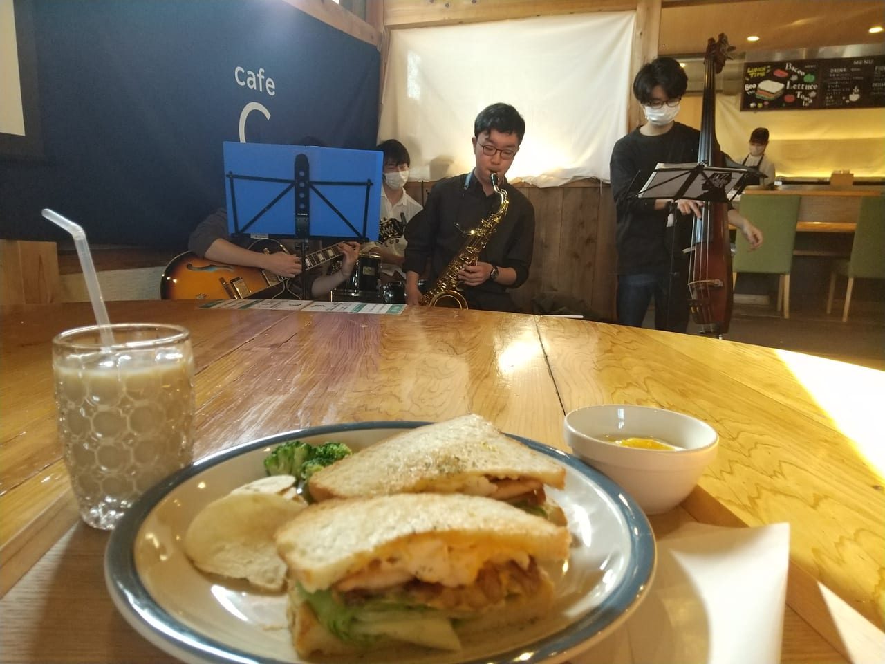 cafe C.(シードット) で広島大学JAZZ研究会のライブが開催。こだわりサンドとコーヒーのお店。