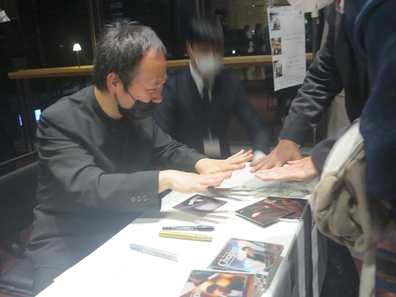 CD販売会で、ファンにサインをする松本和将さん