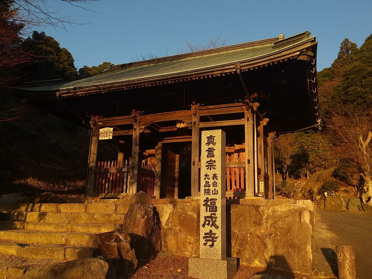 東広島市西条町下三永にある福成寺の入り口