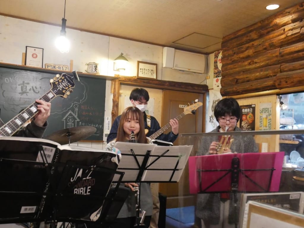 広島大学JAZZ研究会ライブの様子