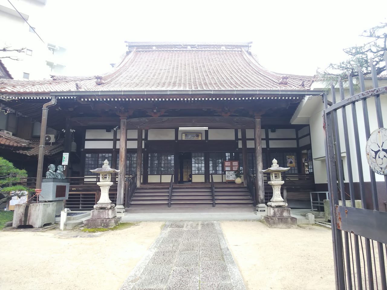 東広島市西条西本町にある真光寺。